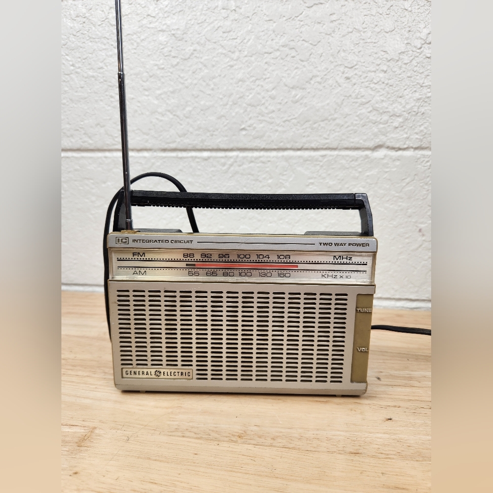 7.5" General Electric Integrated Circuit AM/FM Radio IC Mod 7-2650A Dual Power